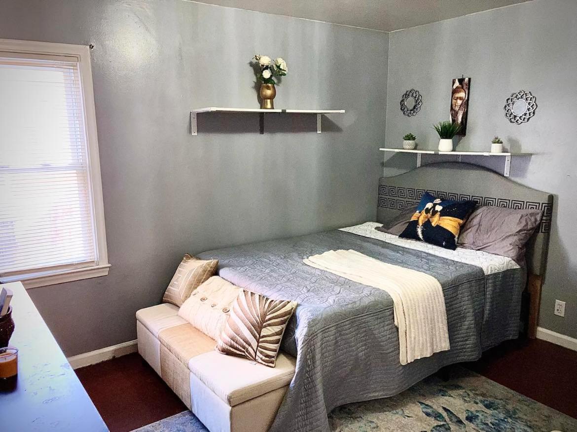 R & R Beautiful 2 Bdrm, 2 Bath Vacation * Detroit
